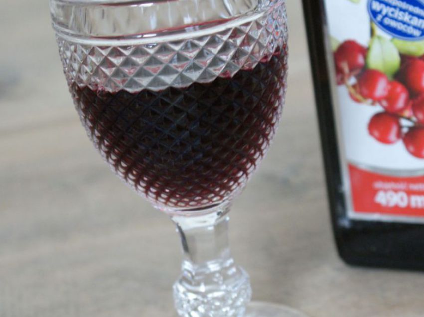 Naturalne soki Oleofarm z owoców żurawiny i czarnej porzeczki Naturalne soki Oleofarm z owoców żurawiny i czarnej porzeczki