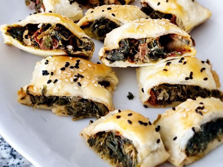 Paszteciki z ciasta francuskiego ze szpinakiem i suszonymi pomidorami Paszteciki z ciasta francuskiego ze szpinakiem i suszonymi pomidorami