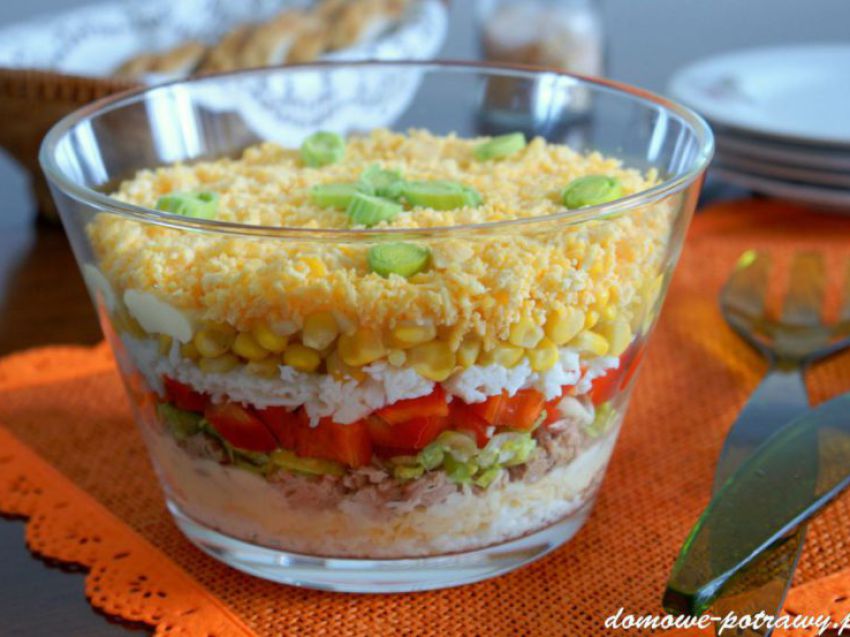 Warstwowa sałatka z tuńczyka Warstwowa sałatka z tuńczyka