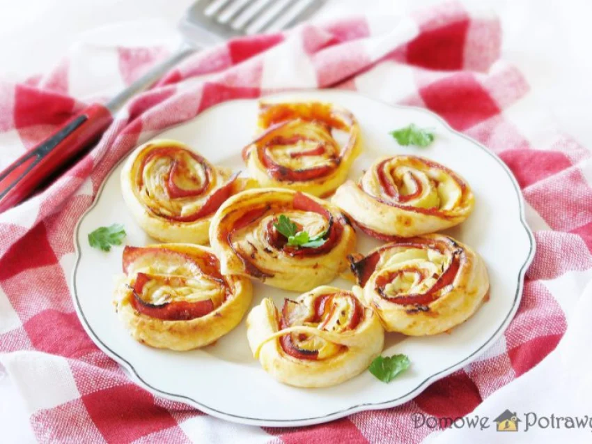 Ślimaczki z ciasta francuskiego z salami i serem Ślimaczki z ciasta francuskiego z salami i serem