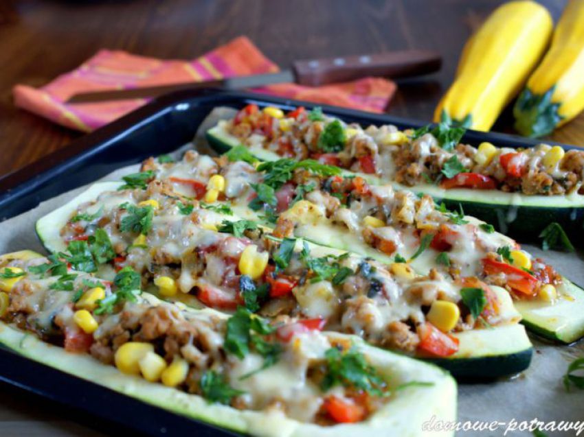 Cukinia faszerowana mięsem mielonym i warzywami Cukinia faszerowana mięsem mielonym i warzywami