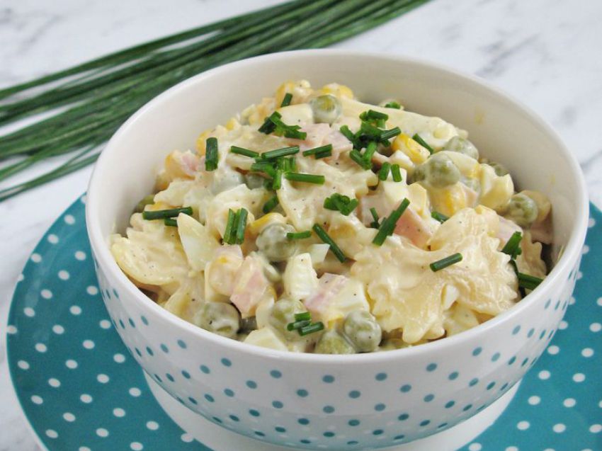 Sałatka makaronowa z szynką i jajkiem Sałatka makaronowa z szynką i jajkiem