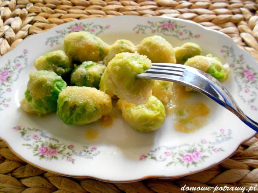 Gotowana brukselka z bułką tartą Gotowana brukselka z bułką tartą