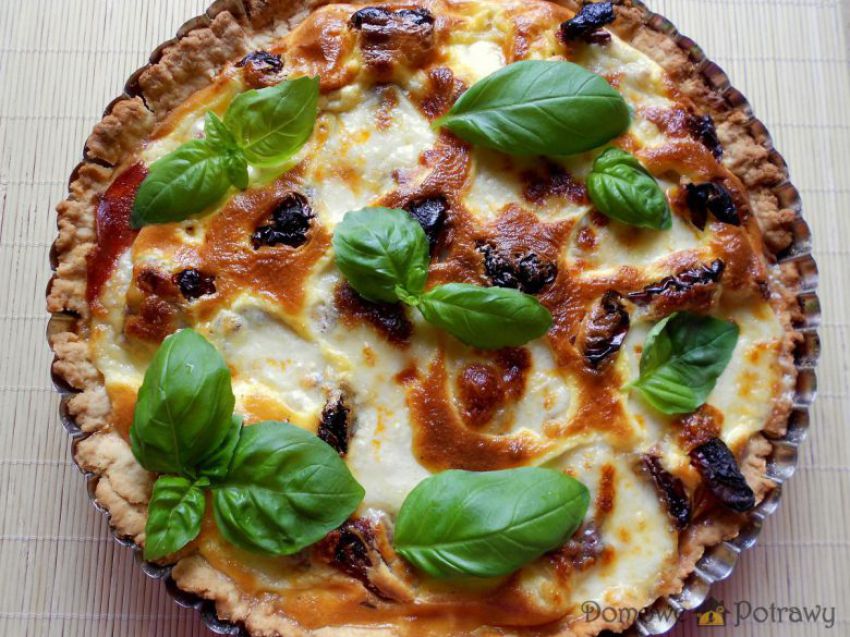 Tarta z suszonymi pomidorami, salami i mozzarellą Tarta z suszonymi pomidorami, salami i mozzarellą