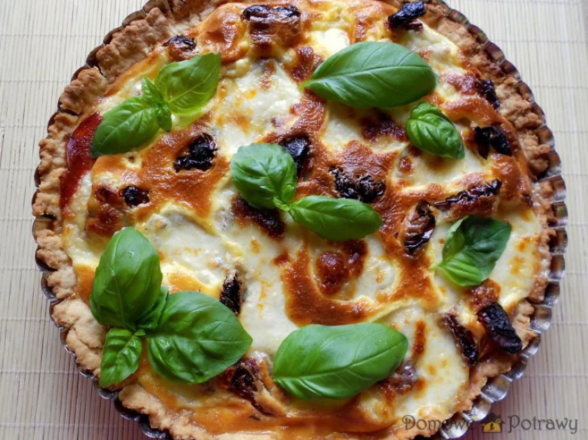 Tarta z suszonymi pomidorami, salami i mozzarellą Tarta z suszonymi pomidorami, salami i mozzarellą