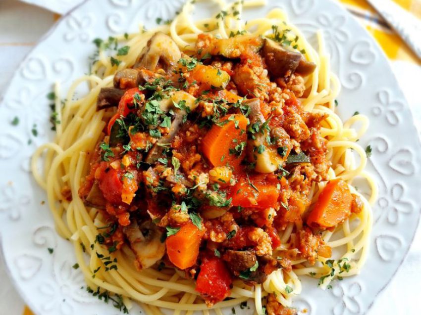 Spaghetti bolognese z mięsem mielonym i pieczarkami Spaghetti bolognese z mięsem mielonym i pieczarkami