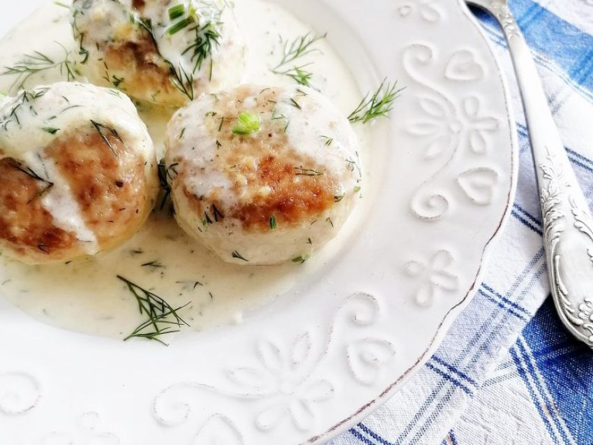 Pulpeciki w sosie śmietanowo-serowym Pulpeciki w sosie śmietanowo-serowym