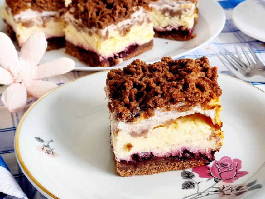 Sernik kakaowy z konfiturą z czarnej porzeczki Sernik kakaowy z konfiturą z czarnej porzeczki