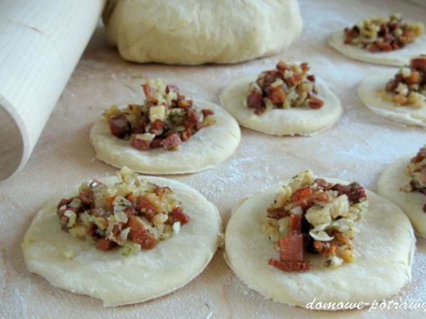 Szpekuchy, litewskie pierożki drożdżowe Szpekuchy, litewskie pierożki drożdżowe