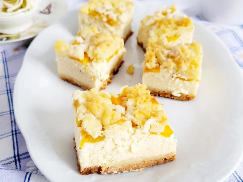 Sernik z brzoskwiniami i kruszonką Sernik z brzoskwiniami i kruszonką