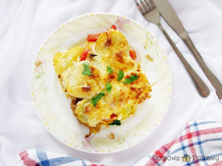 Chłopska zapiekanka z kiełbasy i ziemniaków Chłopska zapiekanka z kiełbasy i ziemniaków