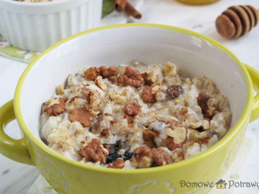 Owsianka z jabłkiem i orzechami Owsianka z jabłkiem i orzechami