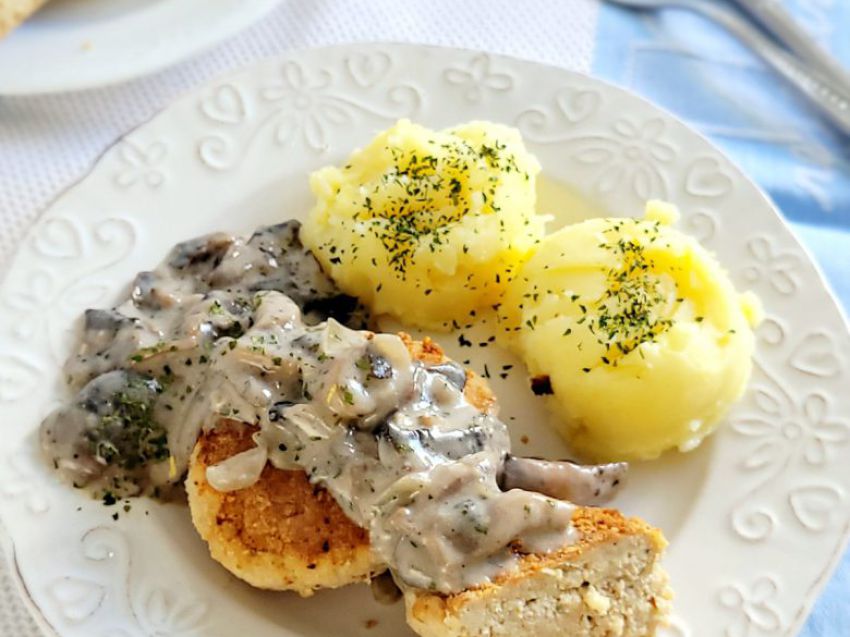 Kotlety mielone z sosem pieczarkowym Kotlety mielone z sosem pieczarkowym