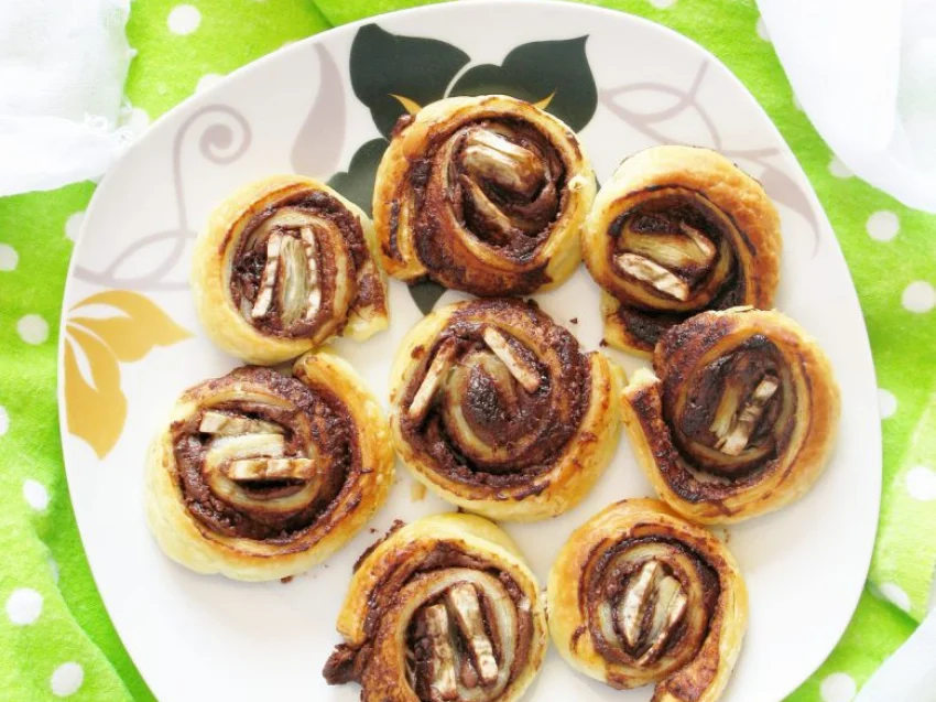 Ciastka francuskie z nutellą i bananem Ciastka francuskie z nutellą i bananem
