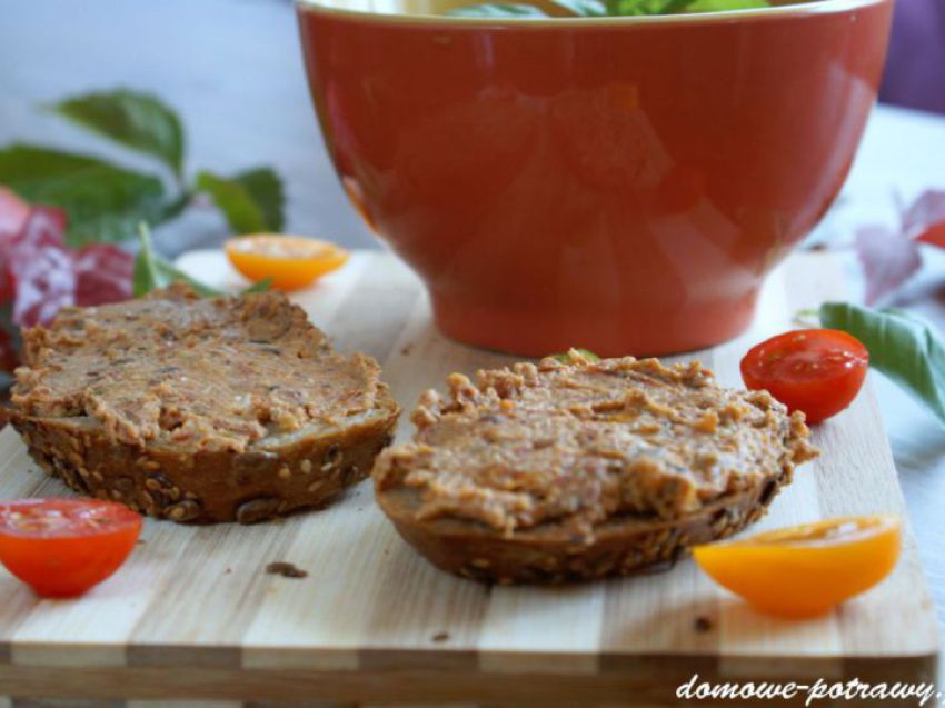 Pasta z suszonymi pomidorami i jajkiem Pasta z suszonymi pomidorami i jajkiem