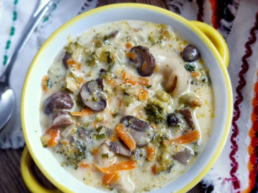 Zupa brokułowa z pieczarkami i makaronem Zupa brokułowa z pieczarkami i makaronem