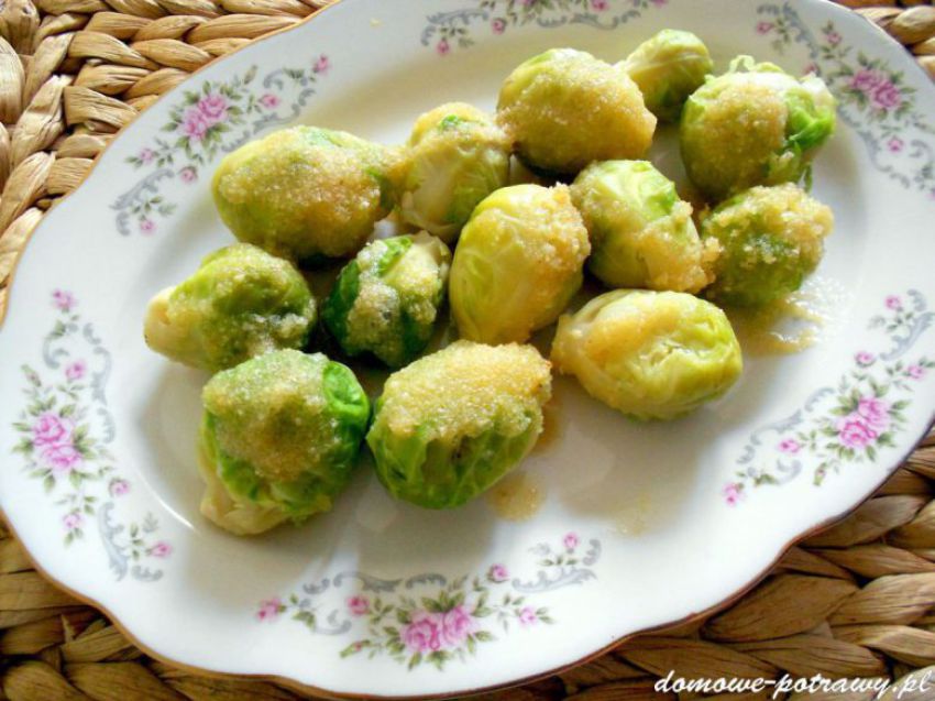 Gotowana brukselka z bułką tartą Gotowana brukselka z bułką tartą