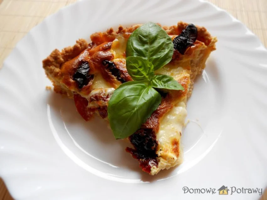 Tarta z suszonymi pomidorami, salami i mozzarellą Tarta z suszonymi pomidorami, salami i mozzarellą
