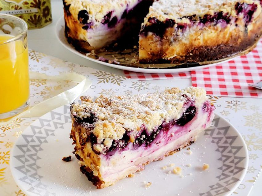 Sernik z borówkami i kruszonką Sernik z borówkami i kruszonką