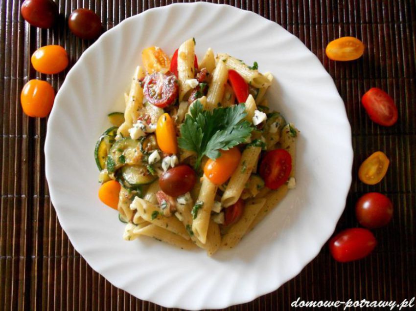 Makaron z boczkiem, cukinią i pomidorkami koktajlowymi Makaron z boczkiem, cukinią i pomidorkami koktajlowymi