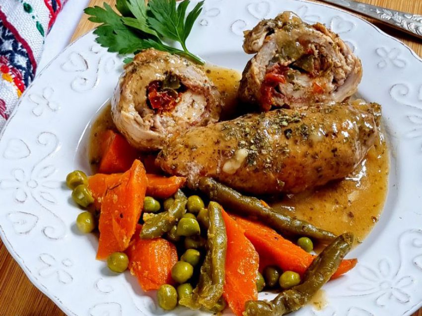 Roladki z szynki wieprzowej z suszonymi pomidorami i boczkiem Roladki z szynki wieprzowej z suszonymi pomidorami i boczkiem