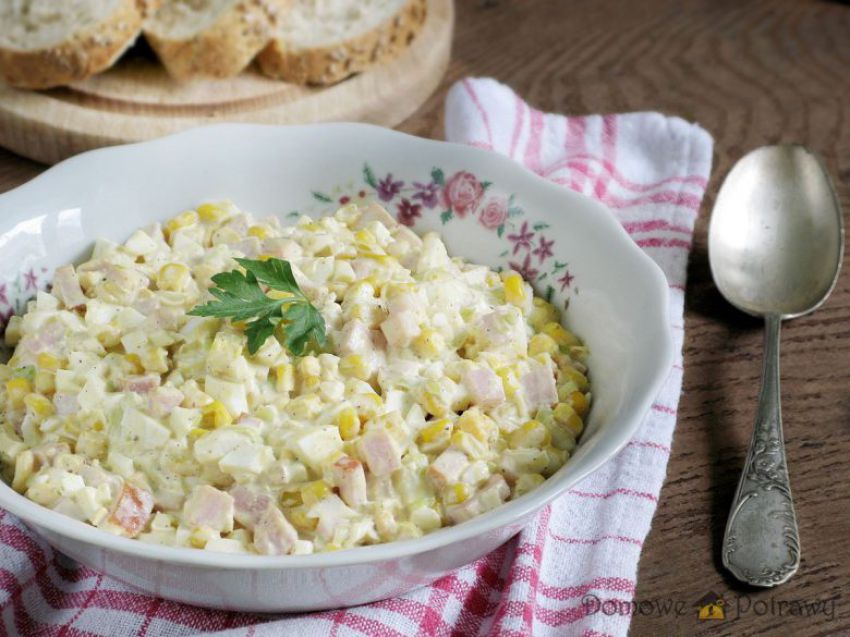 Prosta sałatka z jajkiem i szynką Prosta sałatka z jajkiem i szynką