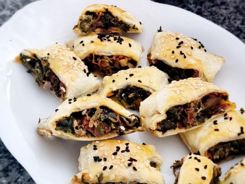 Paszteciki z ciasta francuskiego ze szpinakiem i suszonymi pomidorami Paszteciki z ciasta francuskiego ze szpinakiem i suszonymi pomidorami