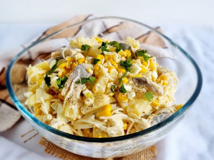 Sałatka śledziowa z selerem i ananasem Sałatka śledziowa z selerem i ananasem