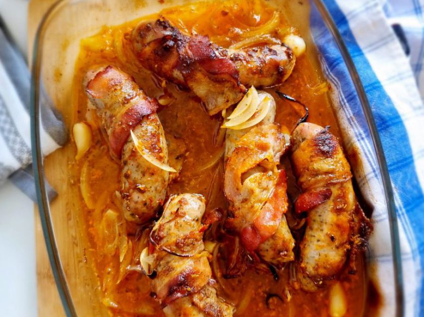 Pieczona biała kiełbasa z boczkiem Pieczona biała kiełbasa z boczkiem