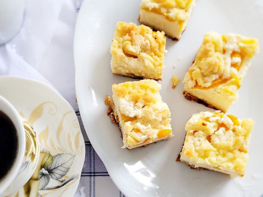 Sernik z brzoskwiniami i kruszonką Sernik z brzoskwiniami i kruszonką