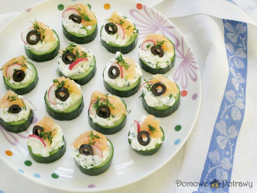 Ogórek faszerowany twarożkiem i wędzonym łososiem Ogórek faszerowany twarożkiem i wędzonym łososiem