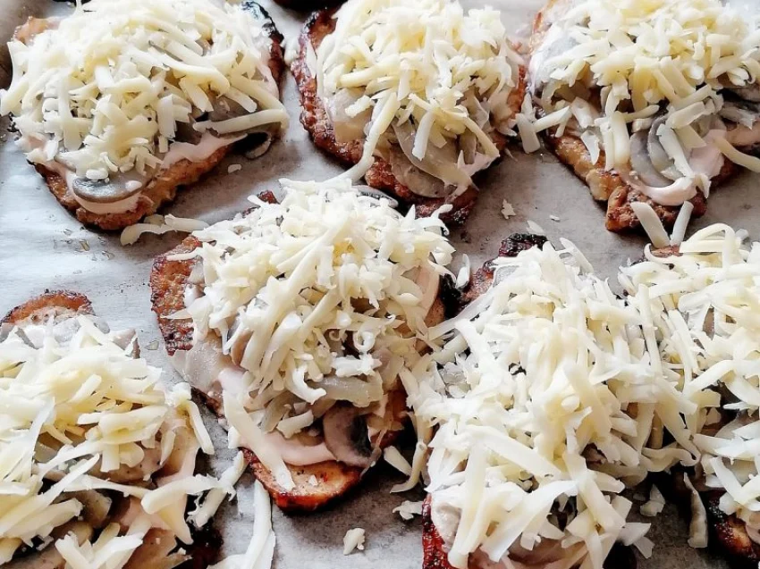 Schab zapiekany z pieczarkami i serem Schab zapiekany z pieczarkami i serem