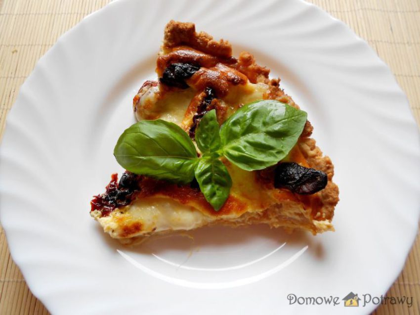 Tarta z suszonymi pomidorami, salami i mozzarellą Tarta z suszonymi pomidorami, salami i mozzarellą