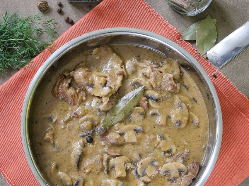 Karkówka w sosie pieczarkowym Karkówka w sosie pieczarkowym