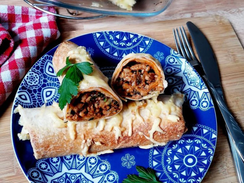 Tortille zapiekane z mięsem mielonym i pieczarkami Tortille zapiekane z mięsem mielonym i pieczarkami