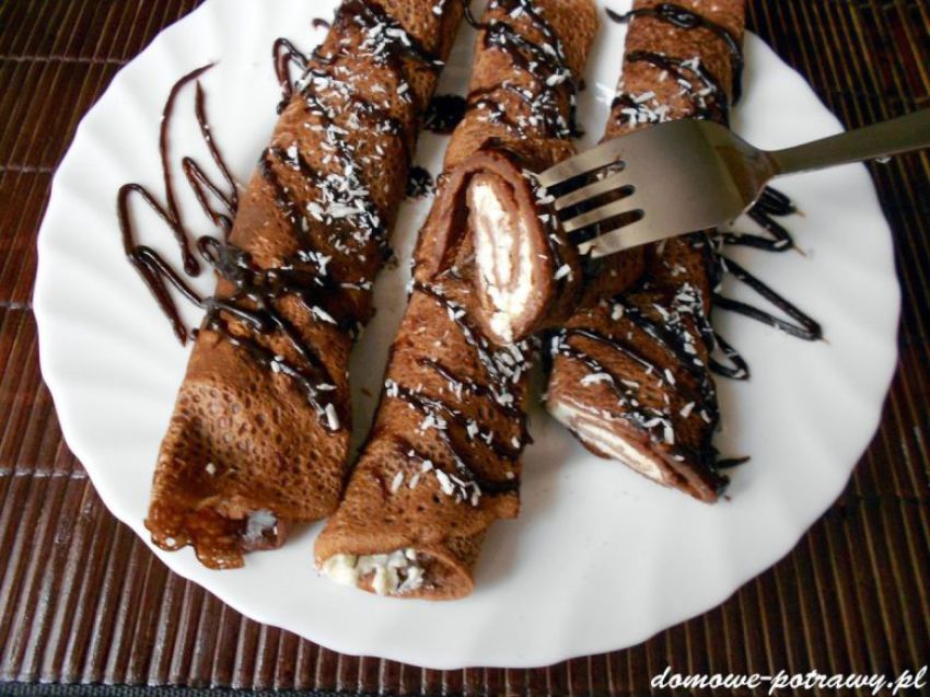 Kakaowe naleśniki z mąki graham z czekoladowym sosem Kakaowe naleśniki z mąki graham z czekoladowym sosem