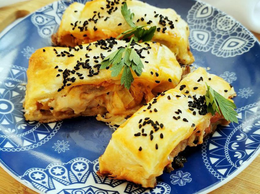 Kurczak z pieczarkami i mozzarellą w cieście francuskim Kurczak z pieczarkami i mozzarellą w cieście francuskim