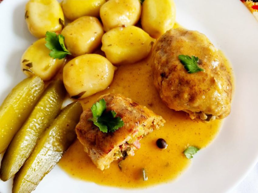 Zrazy z mięsa mielonego z boczkiem i ogórkiem Zrazy z mięsa mielonego z boczkiem i ogórkiem