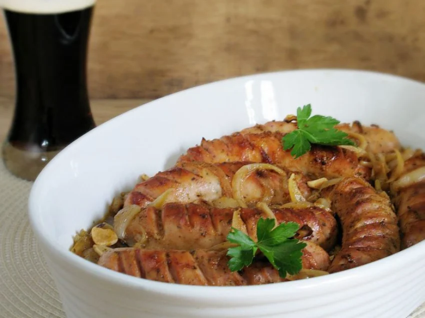 Biała kiełbasa pieczona w piwie Biała kiełbasa pieczona w piwie