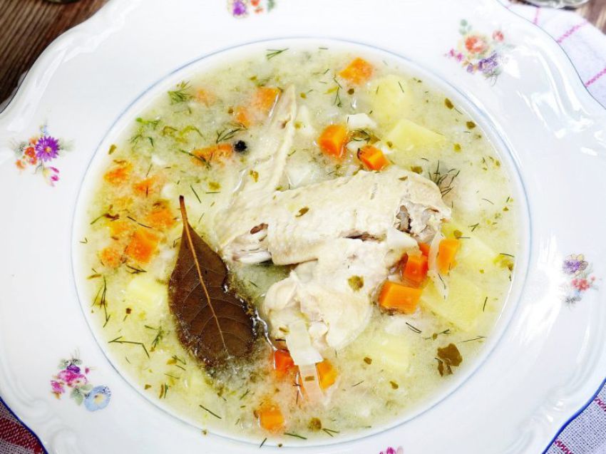 Zupa ogórkowa na skrzydełkach Zupa ogórkowa na skrzydełkach