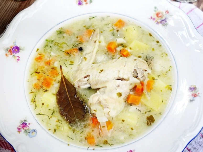 Zupa ogórkowa na skrzydełkach Zupa ogórkowa na skrzydełkach