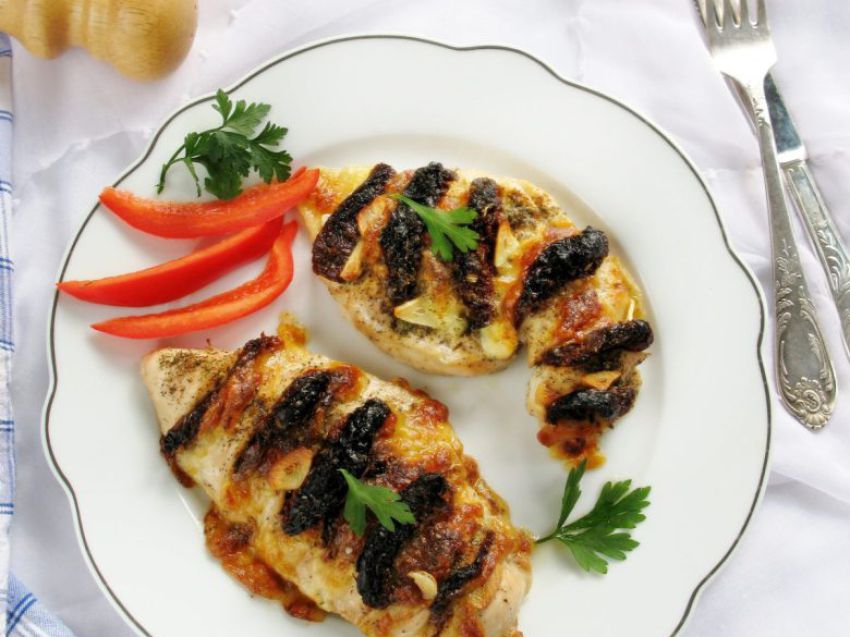 Pierś z kurczaka nadziewana mozzarellą i suszonymi pomidorami Pierś z kurczaka nadziewana mozzarellą i suszonymi pomidorami