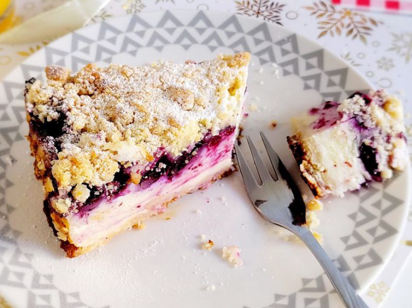 Sernik z borówkami i kruszonką Sernik z borówkami i kruszonką