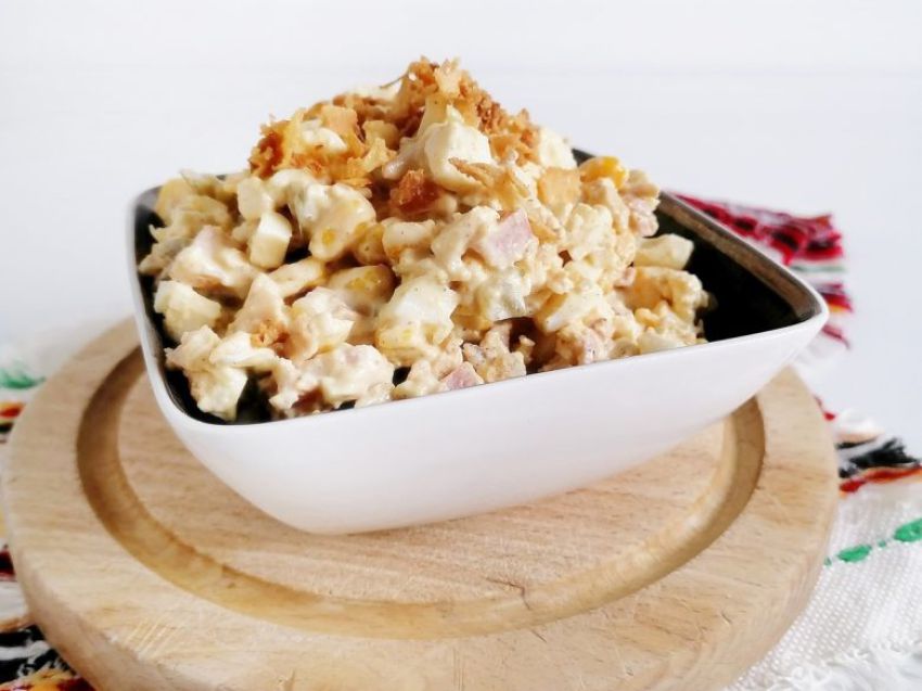 Sałatka z jajkiem i prażoną cebulką Sałatka z jajkiem i prażoną cebulką