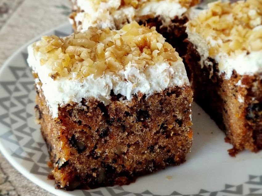 Wilgotne ciasto marchewkowe z orzechami Wilgotne ciasto marchewkowe z orzechami