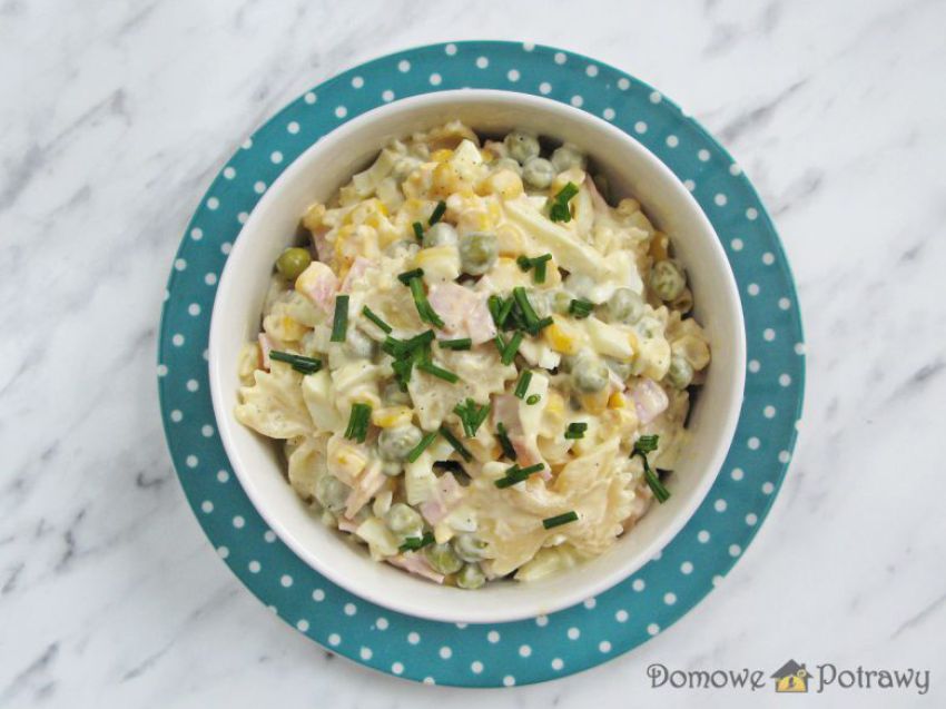 Sałatka makaronowa z szynką i jajkiem Sałatka makaronowa z szynką i jajkiem