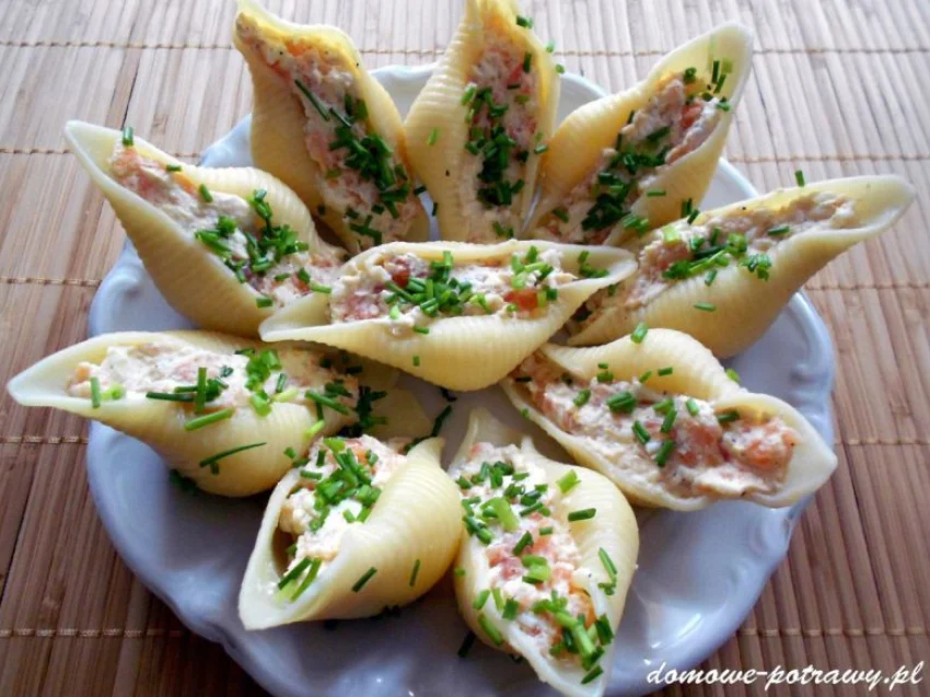Muszle makaronowe nadziewane pastą z wędzonego łososia Muszle makaronowe nadziewane pastą z wędzonego łososia