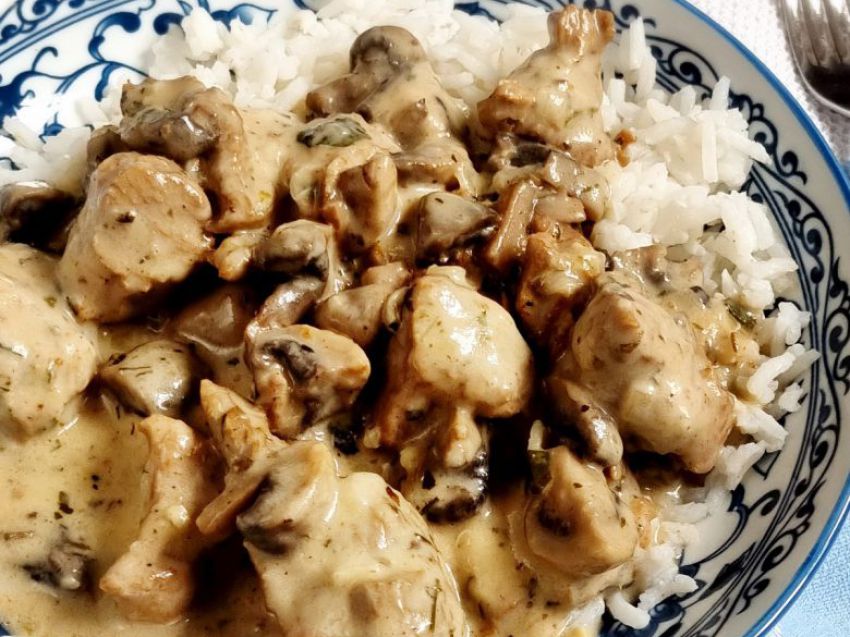 Gulasz z udźca indyka w sosie pieczarkowym Gulasz z udźca indyka w sosie pieczarkowym