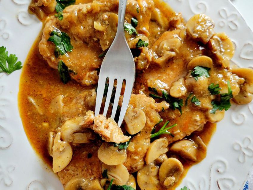 Sznycle z szynki wieprzowej w sosie pieczarkowym Sznycle z szynki wieprzowej w sosie pieczarkowym