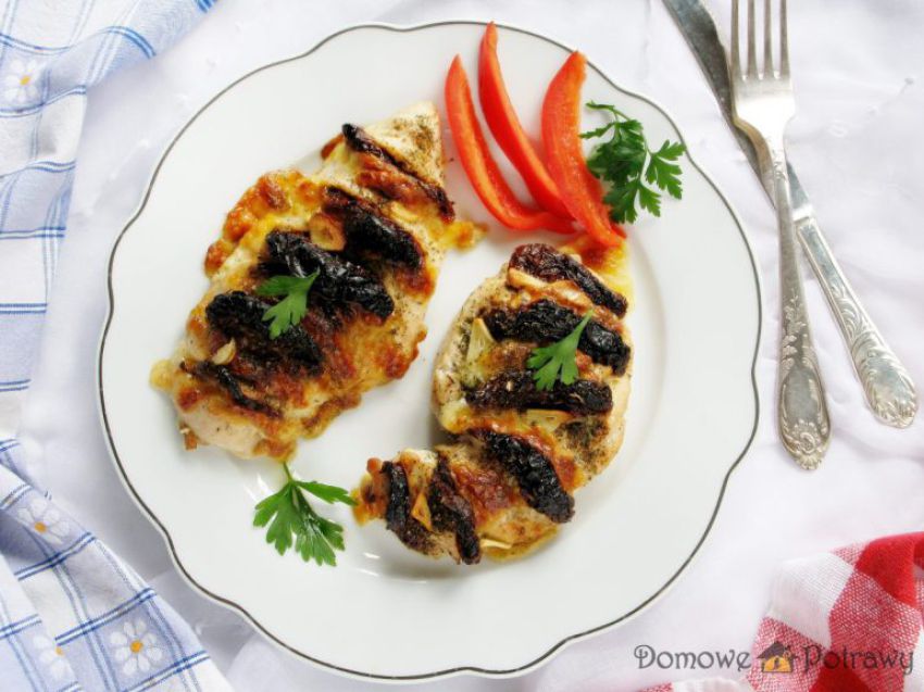 Pierś z kurczaka nadziewana mozzarellą i suszonymi pomidorami Pierś z kurczaka nadziewana mozzarellą i suszonymi pomidorami